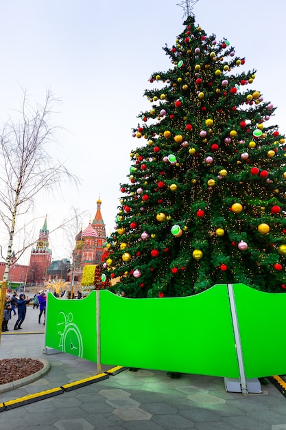 Dekorationen für Neujahr und Feiertage. Weihnachtskugeln auf Ästen nahe der Basilius-Kathedrale auf dem Roten Platz in Moskau