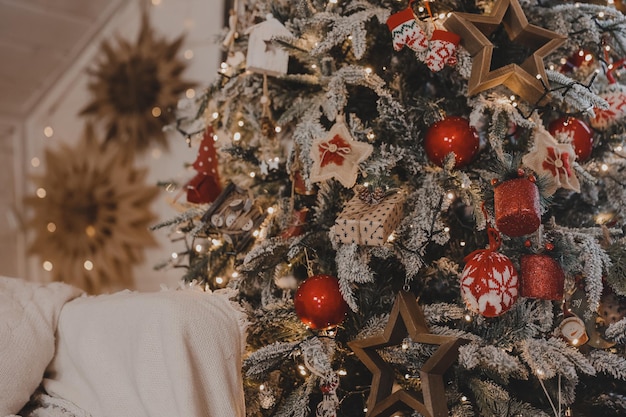 Dekorationen für Weihnachtsfeier. Ideen für Weihnachtsdekoration. Neujahrsatmosphäre, festliches Konzept