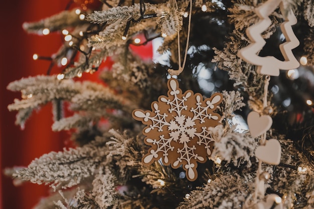 Dekorationen für Weihnachtsfeier. Ideen für Weihnachtsdekoration. Neujahrsatmosphäre, festliches Konzept