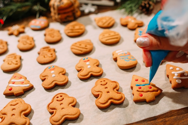 Dekorationsprozess der Weihnachtsbäckerei.