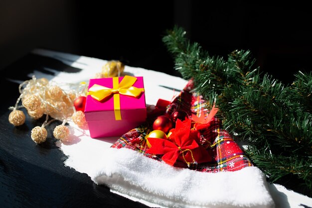 Dekorationszubehör für das neue Jahr. Festliche Girlanden, Geschenke, Geschenke und Lichter in der Nähe des Weihnachtsbaums. Vorbereitung auf das Feiern der Winterferien.