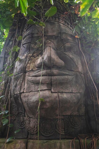 Dekorative antike Statue im Dschungel im Randers Tropical Zoo