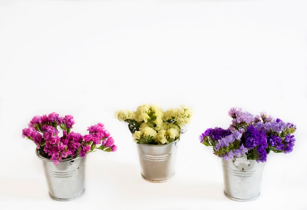 Dekorative Blumensträuße aus wilden frischen Blumen