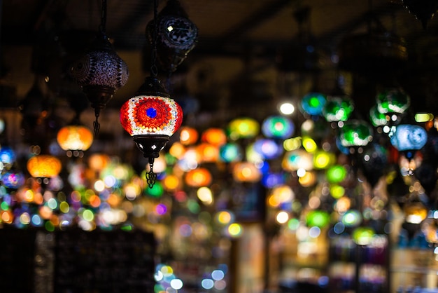 Dekorative bunte orientalische Lampenkerzen auf dem Straßenmarkt in Kappadokien, Türkei