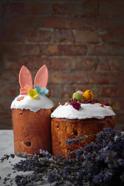 Dekorative festliche Ostern mit Osterhasen und Lavendelzweigen