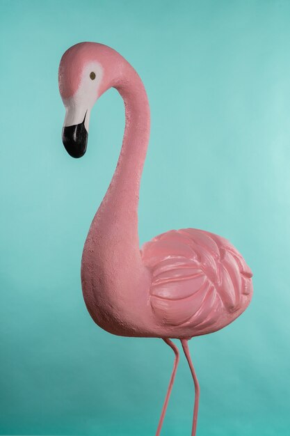 Dekorative Figur des rosa Flamingos auf blauem Hintergrund.