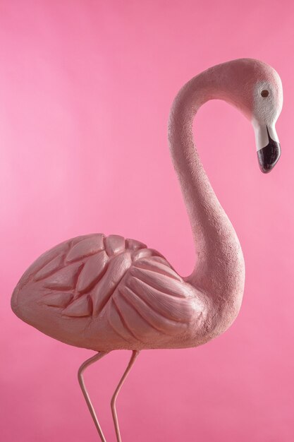 Dekorative Figur des rosa Flamingos auf Hintergrund.