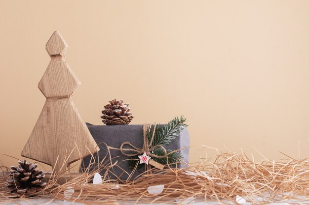 Dekorative Geschenke aus dekorativem Weihnachtsbaum, Kegel und Stoff aus Holz