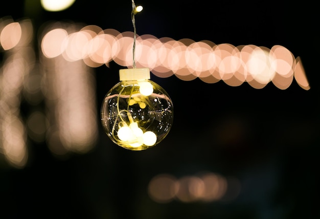 Foto dekorative glühbirnen im antiken edison-stil gegen den hintergrund einer ziegelsteinmauer