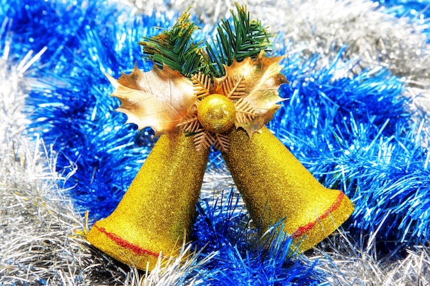 Dekorative goldene Glocken für Weihnachten und Neujahr