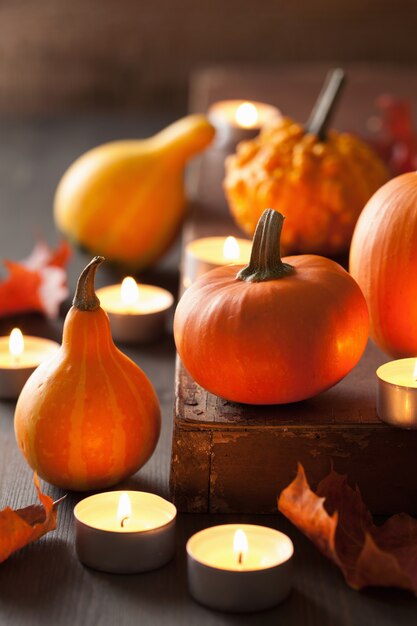 Dekorative Halloween-Kürbisse und Kerzen