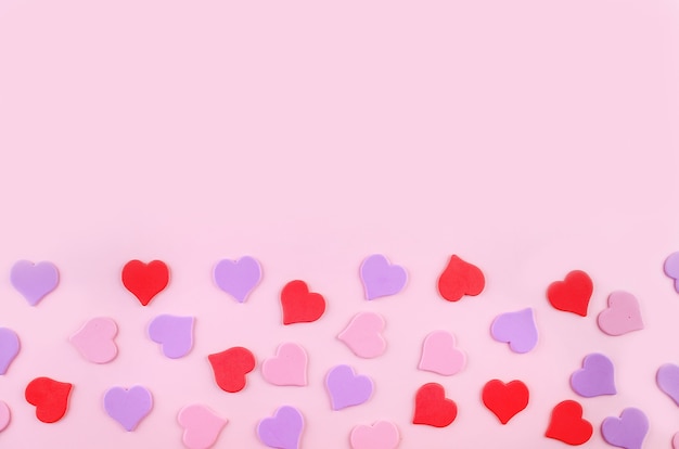 Dekorative Herzen auf einem rosa Hintergrund