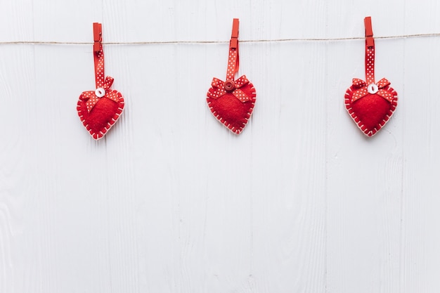 Dekorative Herzen auf einem weißen Hintergrund für den Valentinstag.