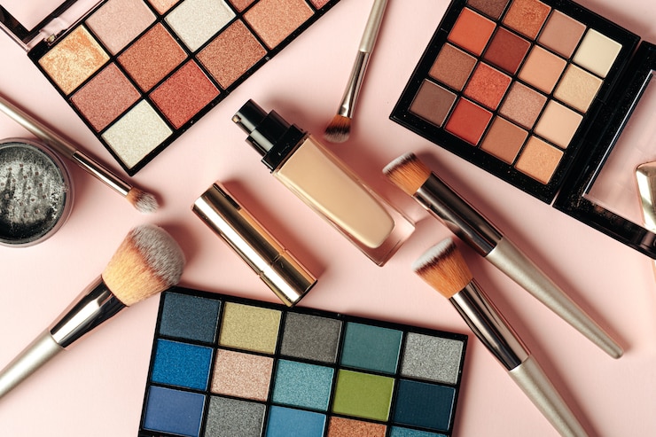 Foto dekorative kosmetik auf rosa tisch