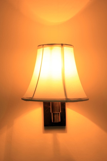 Dekorative Lampe im Zimmer.