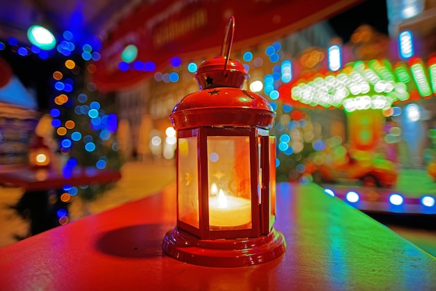 Dekorative Laterne mit Votivkerze auf dem europäischen Weihnachtsmarkt auf dem Livu-Platz in der Altstadt von Riga, Lettland