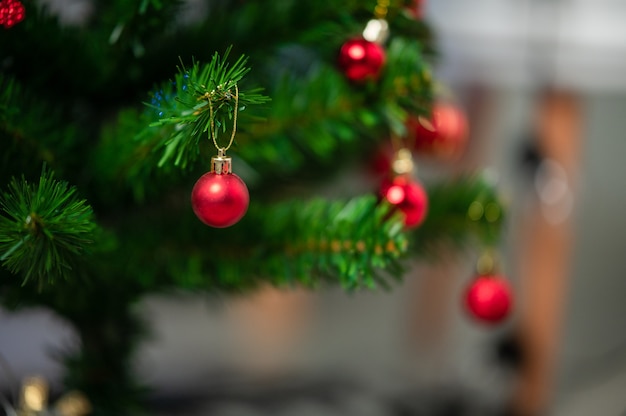 Dekorative Lichtkugeln und Kiefernweihnachts- und Neujahrsfeiertagshintergrund