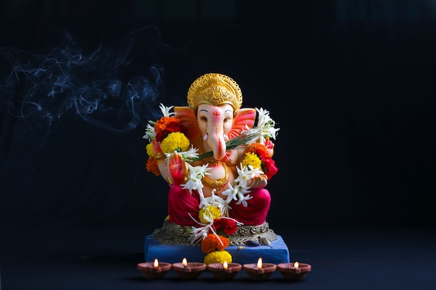 Dekorative Lord Ganesha Skulptur auf dunklem Hintergrund.