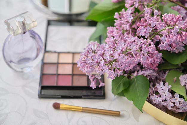 Dekorative Make-up-Kosmetik, frische lila Blumen