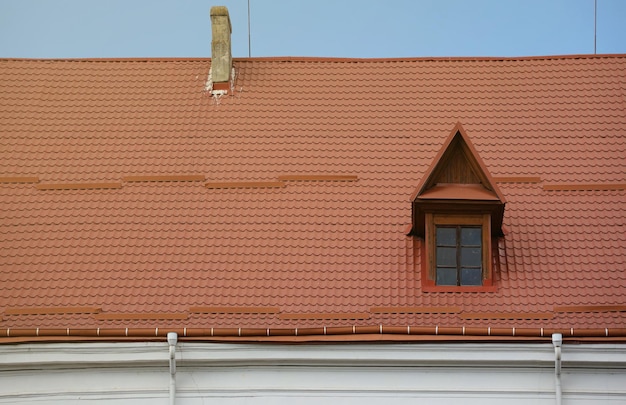 Dekorative Metalldachfliesen in Form von alten Schindeln Typ des Daches des Hauses aus einem Metall