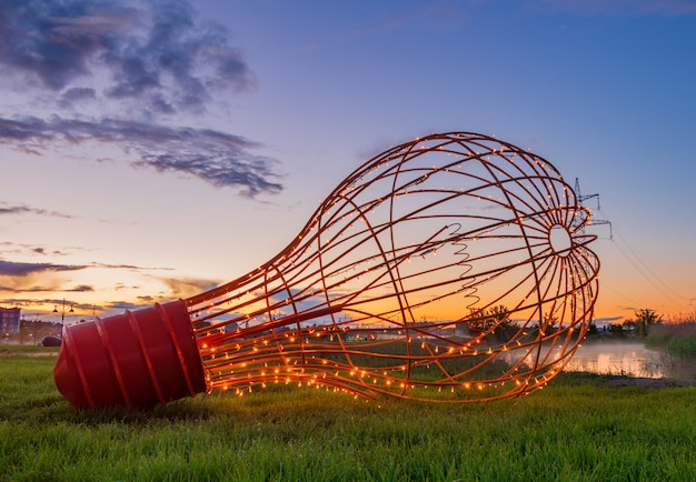 Dekorative Metalllampe mit Glühbirnen in einem Stadtpark