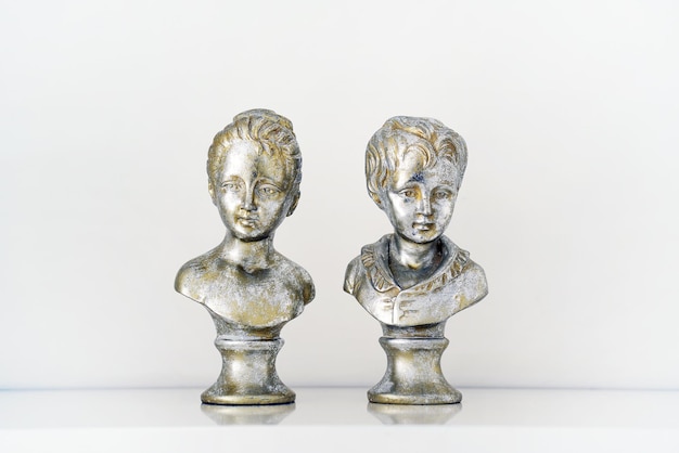 Foto dekorative skulptur der büste eines mädchens und eines jungen