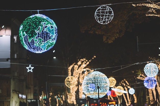 Dekorative Weihnachtsbeleuchtung in der Nachtstraße