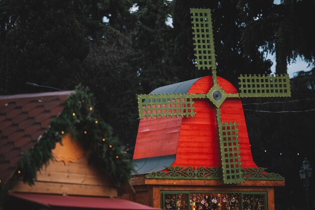 Dekorative Windmühle auf dem Weihnachtsmarkt