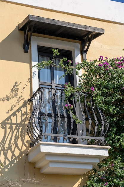 Dekorativer Balkon eines Hauses und Blumenbaum an der Wand in der Türkei