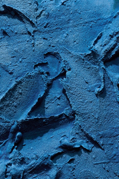 Dekorativer blauer Kitt-Hintergrund Wandtextur mit Spachtelmasse, aufgetragen mit Spachtel, chaotische Striche und Striche über Putz, kreatives Design, Steinmuster, ZementxA