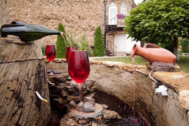 Dekorativer Brunnen in Form von ausgießendem Wein am Eingang der Weinkeller Milestii Mici in Moldawien