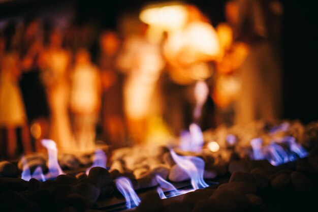 dekorativer Kamin im Restaurant, mit Steinen, abends beleuchtet