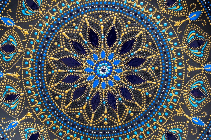Dekorativer Keramikteller mit schwarzblauen und goldenen Farben bemalter Teller auf Hintergrundpunktmalerei
