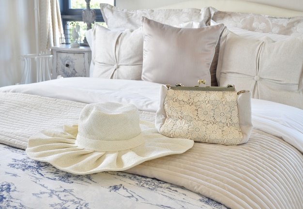 Foto dekorativer satz mit weinlesetasche und -hut auf bett im luxusschlafzimmerinnenraum