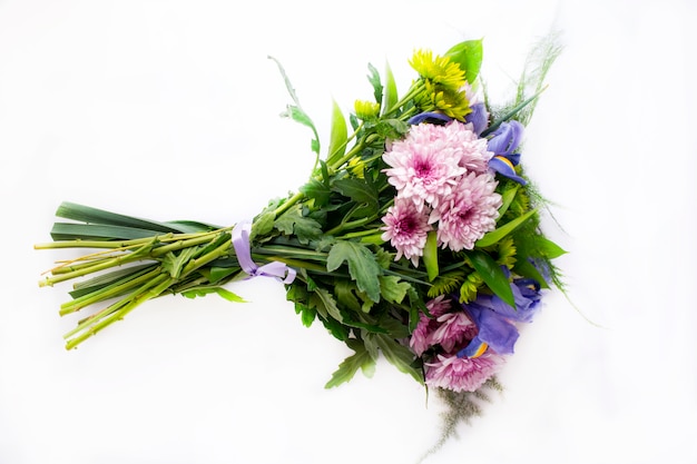 Dekorativer Strauß wilder frischer Blumen