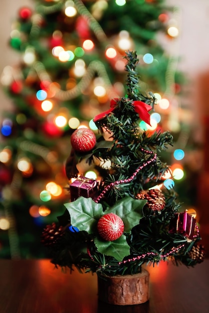 Foto dekorativer weihnachtsbaum mit geschenken und spielzeug auf dem hintergrund von verschwommenen lichtern und bokeh