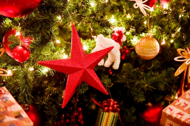 Dekorativer Weihnachtsbaum mit roter Kugelverzierung