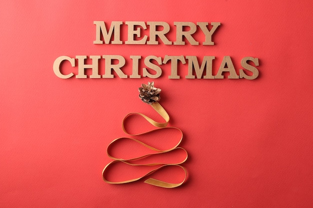 dekorativer Weihnachtsbaum und die Inschrift Frohe Weihnachten