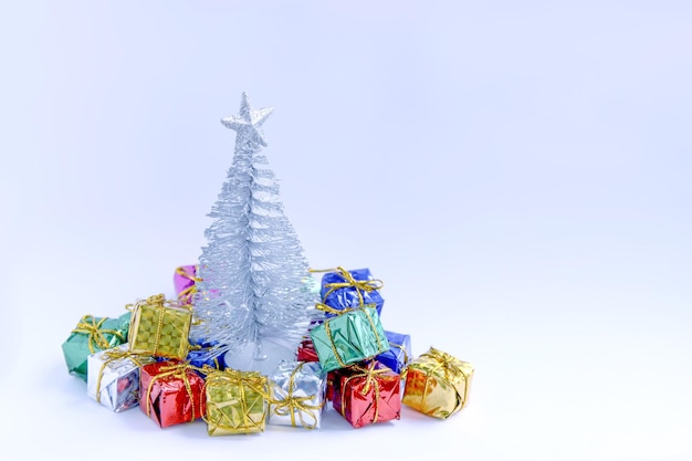Dekorativer Weihnachtsbaum und Geschenkboxen auf flauschigem Schneehintergrund. Traditionelle Neujahrs- und Weihnachtsdekorelemente.