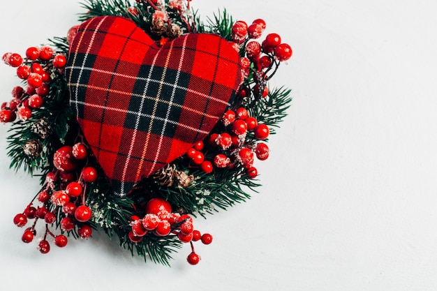 Dekorativer Weihnachtskranz aus Stechpalmen-, Efeu-, Mistel-, Zedern- und Leyland-Blättern