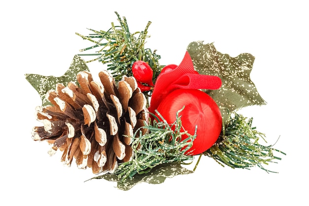 Dekorativer Weihnachtskranz mit Tannenzapfen und roter Kugel Nahaufnahme isoliert auf weiß