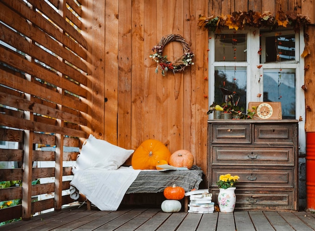 Dekoratives Designfenster auf der Terrasse Herbstkranz und Kürbisse Vintage alte Kommoden aus Holz rustikalen Hintergrund