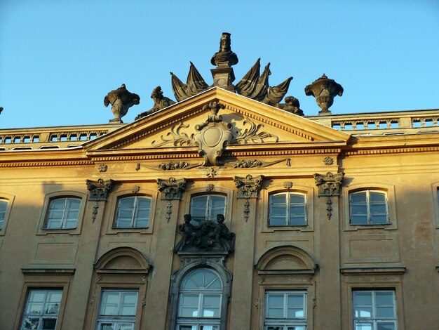 Foto dekoratives gebäude in der altstadt von warschau stadt ornamente von der sonne erleuchtet