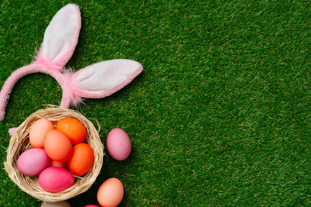 Dekoratives Osternest mit farbigen Eiern schließen