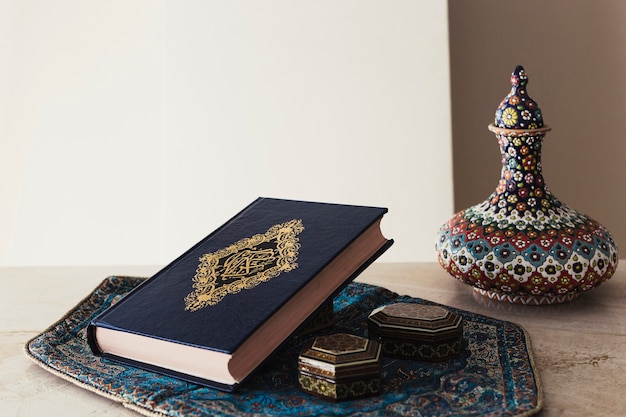 Foto dekoratives ramadan-konzept mit koran