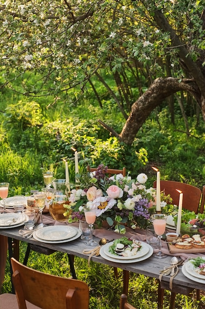 Dekorhochzeitsabendessen in der Natur im Garten