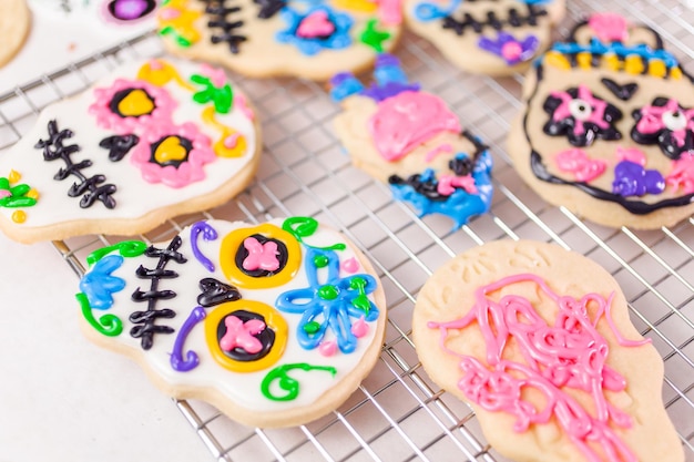 Dekorieren von Zuckerkeksen mit königlicher Zuckerglasur für den Dia de los Muertos-Urlaub.