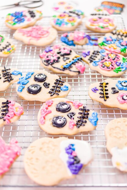 Dekorieren von Zuckerkeksen mit königlicher Zuckerglasur für den Dia de los Muertos-Urlaub.