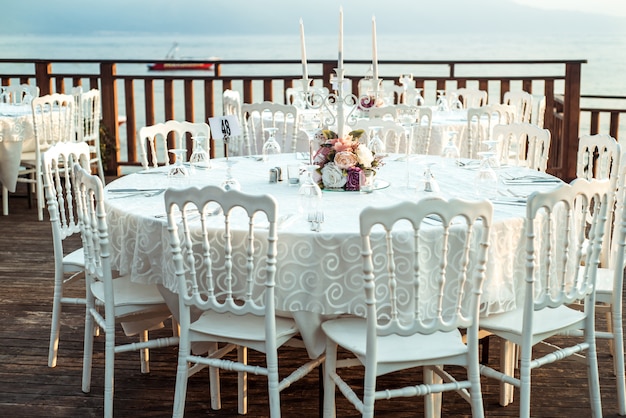 Dekoriert für die Hochzeit eleganten Tisch im Freien