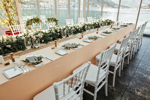 Dekorierter Esstisch mit floralem Mittelstück im Hochzeitsempfangsort